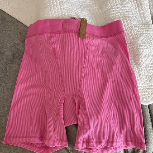 Skims valentines shorts sold out collection 🥰 bubble gum pink - Picture 2 of 2
